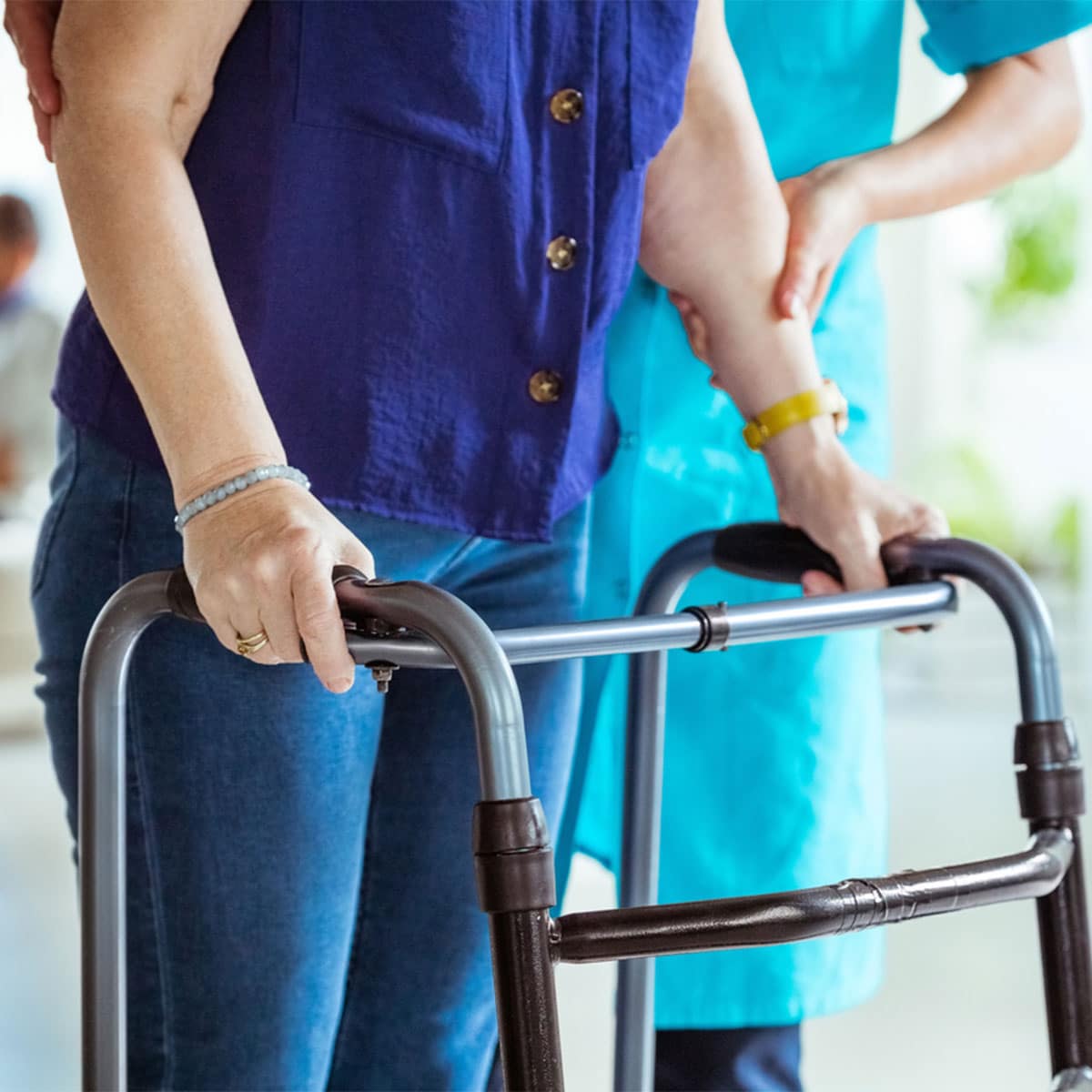 Medicatiepilulier wordt voorbereid in zorgomgeving