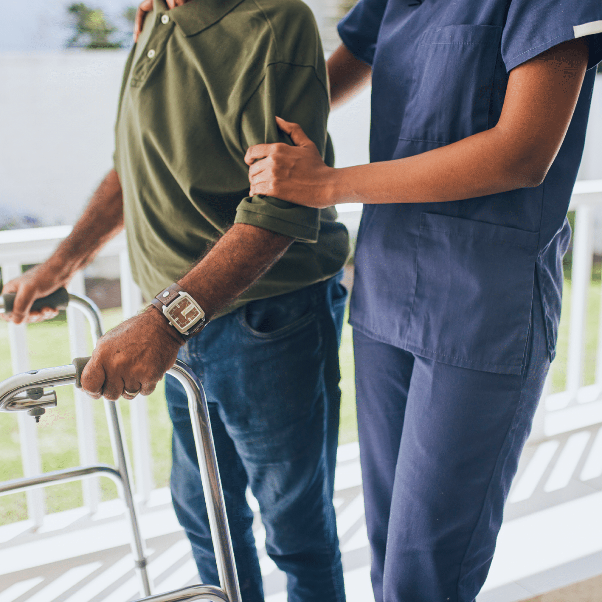 Medicatiepilulier wordt voorbereid in zorgomgeving